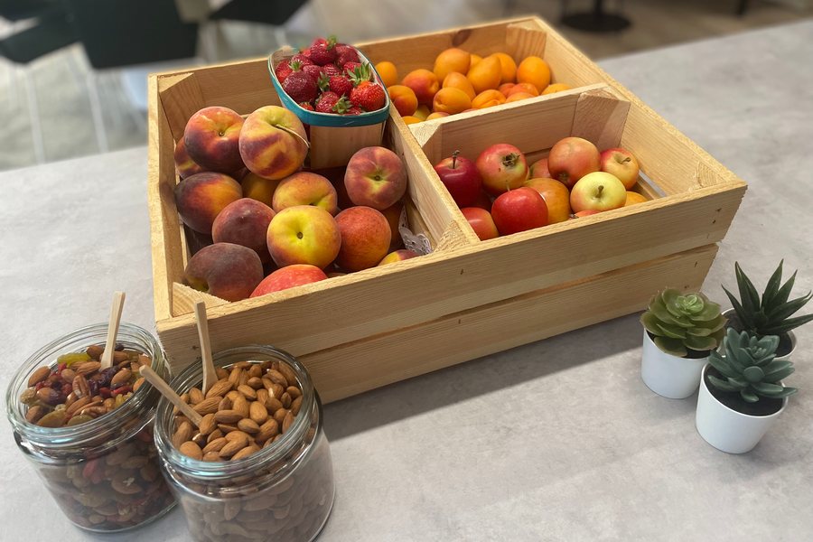 le-tracteur-01-corbeille-fruits-bureau-table-livre-altereo-venelles-900x600